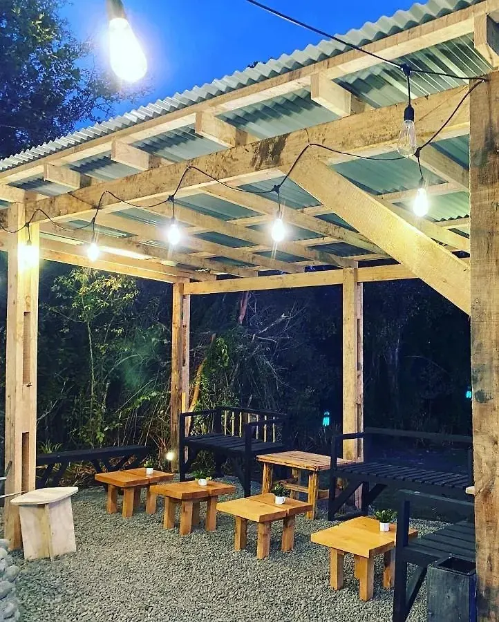Quincho de madera iluminado con guirnaldas